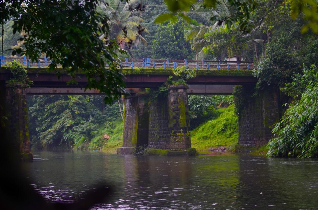 ホテル Athirapilly On The Rocks アティラピリー エクステリア 写真